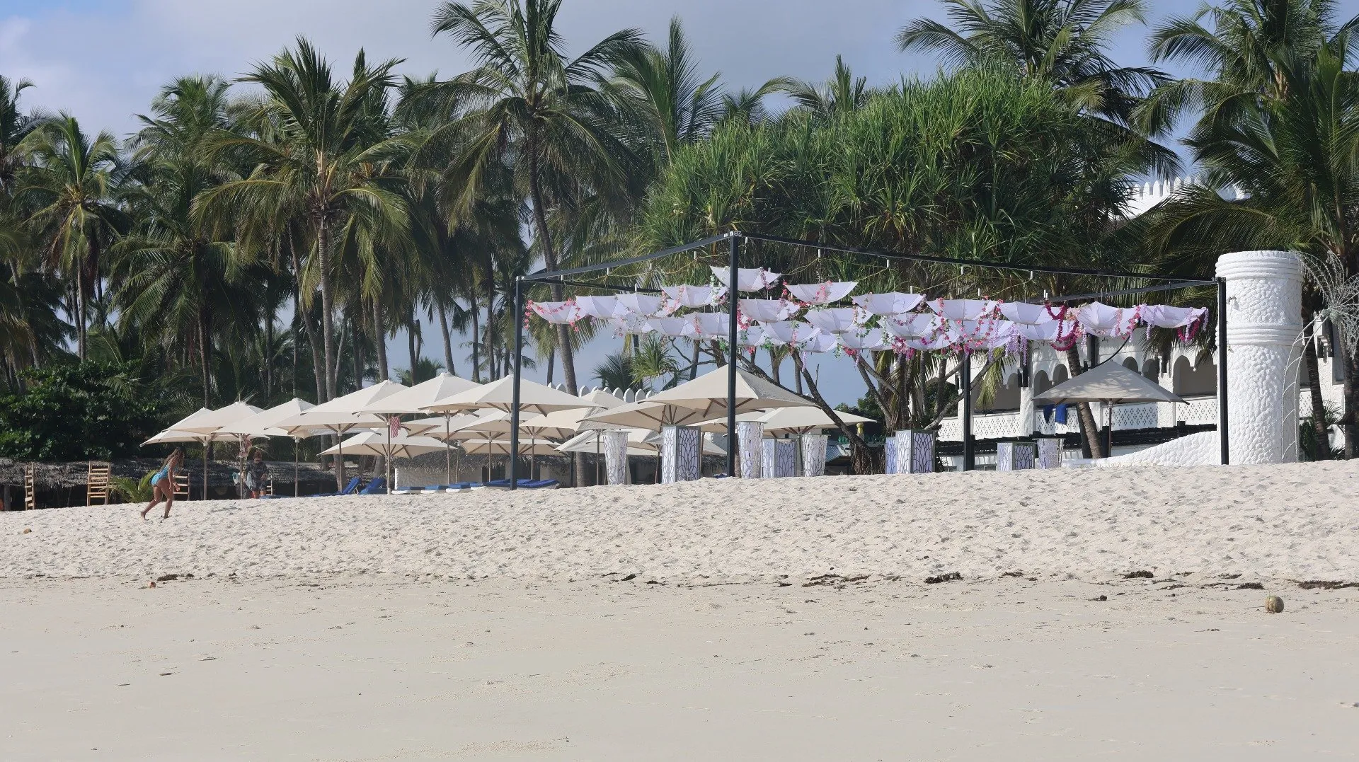 LODGES & TOURS